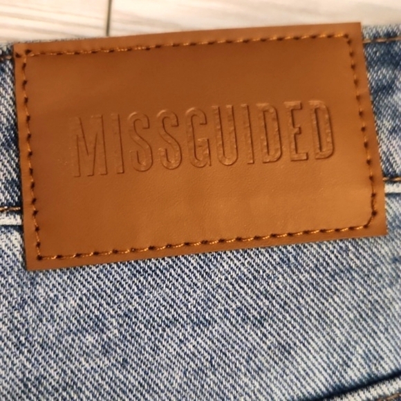 NWT Womens MISSGUIDED Riot high rise distressed mom jeans size 10S. - Picture 6 of 15
